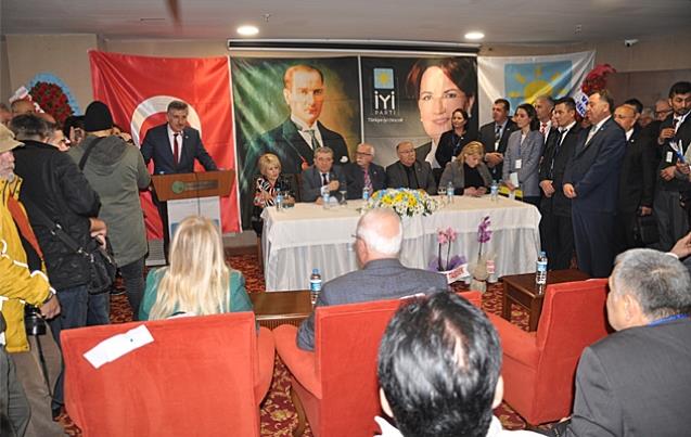 Kongre karıştı… Müftüoğlu rozetini Erkmen’e verdi…