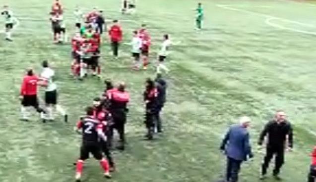 FUTBOLU BIRAKTILAR, BOKS YAPTILAR...