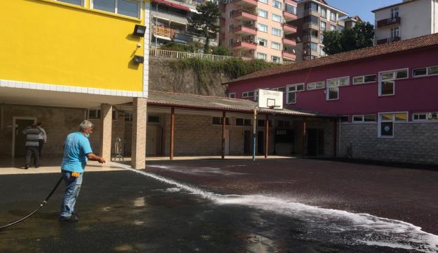 OKUL BAHÇELERİ YIKANIP TEMİZLENİYOR