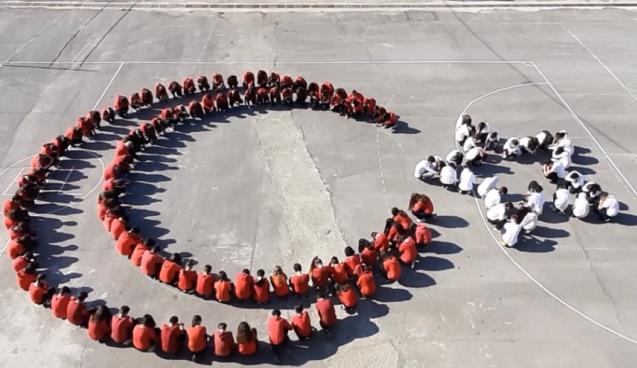 Bartın’da öğrencilerden ay-yıldızlı koreografi
