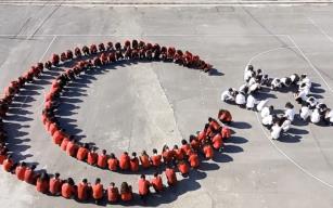 Bartın’da öğrencilerden ay-yıldızlı koreografi