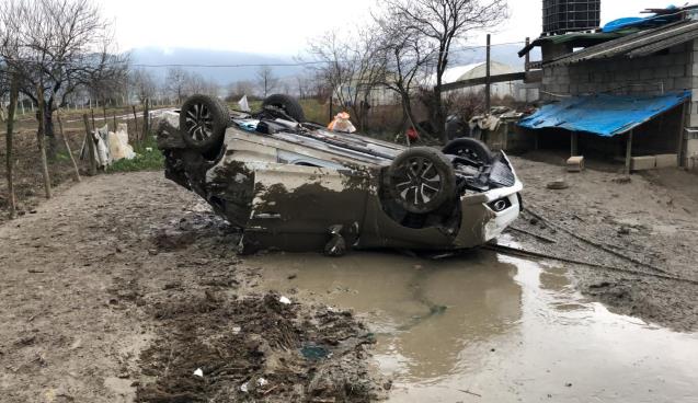 Şarampole uçan araçtan bebekleriyle sağ çıktılar