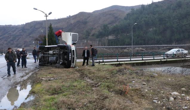 Minibüs ırmağa uçmaktan son anda kurtuldu