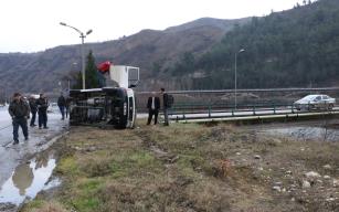 Minibüs ırmağa uçmaktan son anda kurtuldu