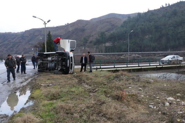 Minibüs ırmağa uçmaktan son anda kurtuldu