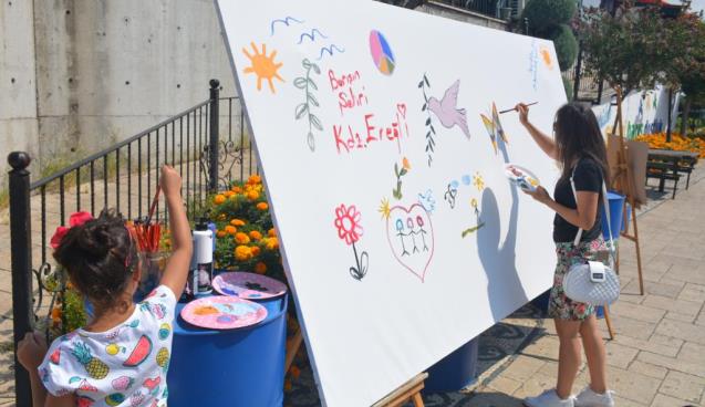 BARIŞ TUVALİ'NDE GÜVERCİNLER UÇTU, ÇİÇEKLER AÇTI