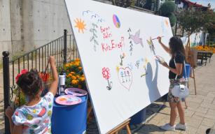 BARIŞ TUVALİ'NDE GÜVERCİNLER UÇTU, ÇİÇEKLER AÇTI