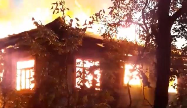 2 katlı ahşap ev yangında küle döndü 