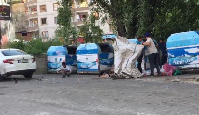  Çöpten topladıkları yiyecekleri sokak hayvanlarına verdi