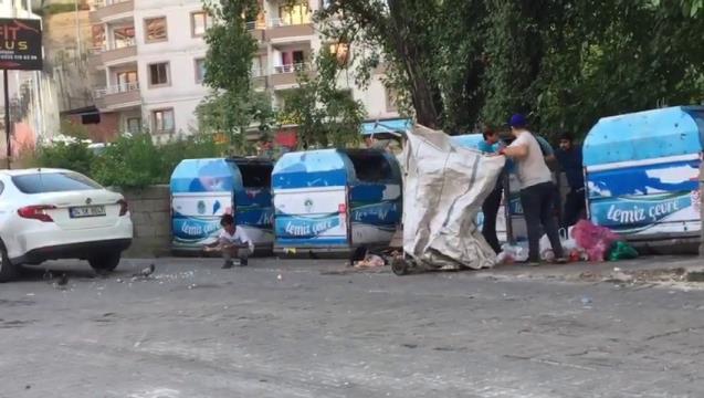 Çöpten topladıkları yiyecekleri sokak hayvanlarına verdi
