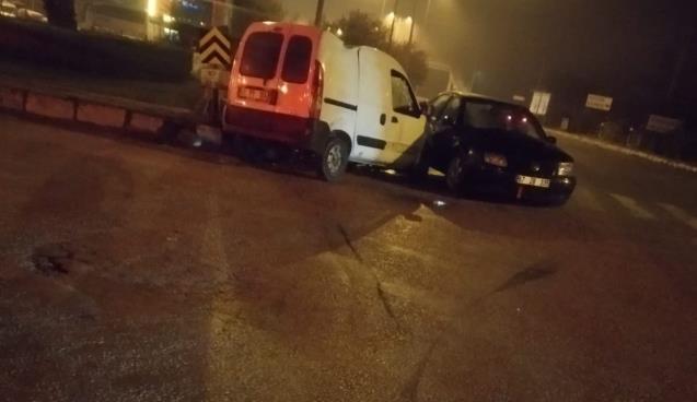 Kavşakta kaza... 2 yaralı...