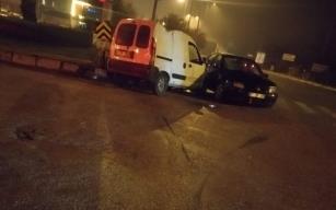 Kavşakta kaza... 2 yaralı...