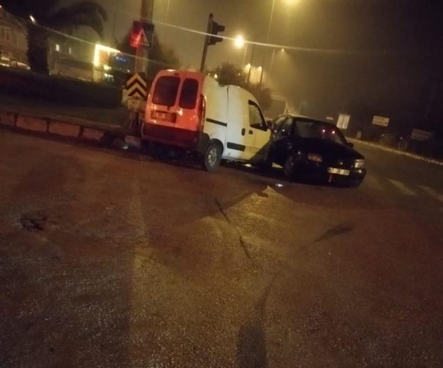 Kavşakta kaza... 2 yaralı...