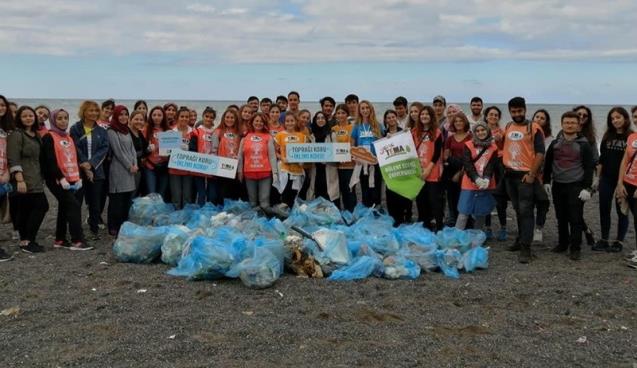 Çöp toplayarak çevreye örnek oldular..