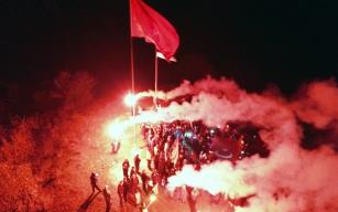 Cumhuriyet Bayramı’nda köylerine 5 metrelik bayrak astılar