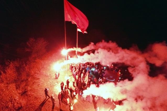 Cumhuriyet Bayramı’nda köylerine 5 metrelik bayrak astılar