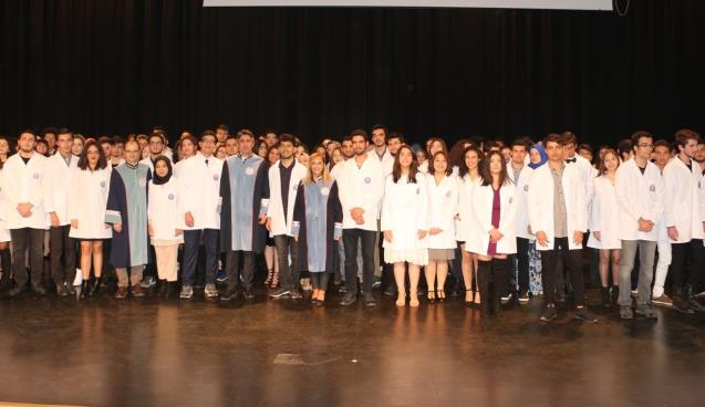 Tıp fakültesi öğrencileri beyaz önlüklerini giydi