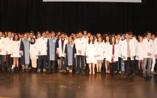 Tıp fakültesi öğrencileri beyaz önlüklerini giydi