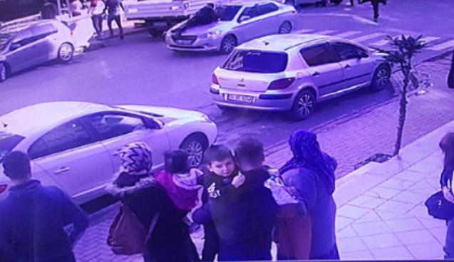 Film gibi olay… Güvenlik görevlisini arabada sürükledi…