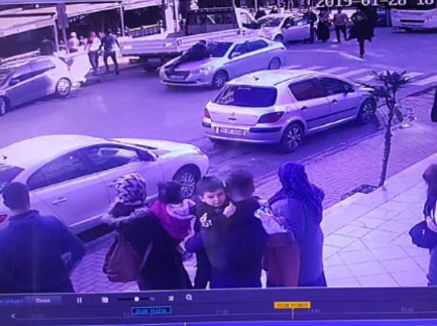 Film gibi olay… Güvenlik görevlisini arabada sürükledi…