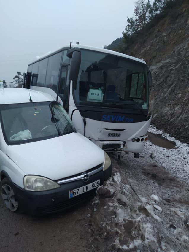 İşçi servisi ve otomobil çarpıştı.