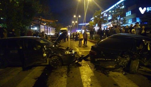 AVM önünde zincirleme kaza…