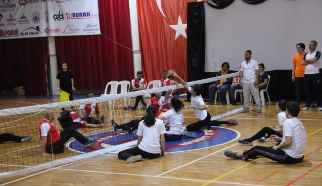 Liseli öğrenciler Paravolley takımı ile maça çıktı