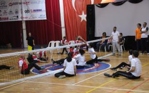 Liseli öğrenciler Paravolley takımı ile maça çıktı