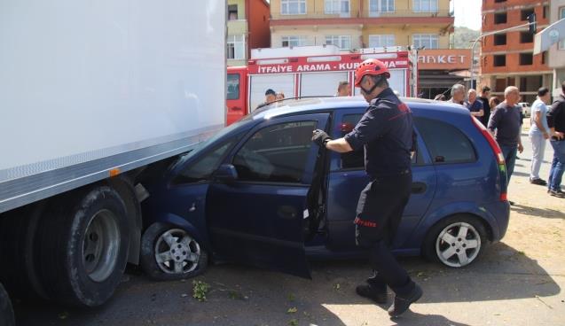 Havada uçtu, kamyonun altına girdi…
