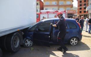 Havada uçtu, kamyonun altına girdi…