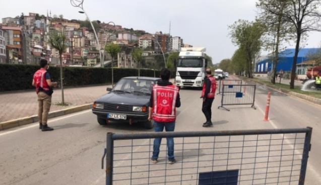 Kısıtlamaya rağmen araç yoğunluğu dikkat çekti