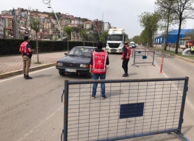 Kısıtlamaya rağmen araç yoğunluğu dikkat çekti