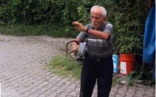 Yılanla kameralara poz verdi.