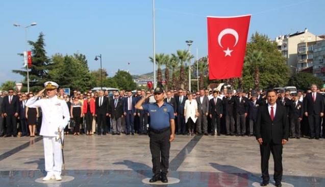 İlk tören çelenk sunumuyla başladı...