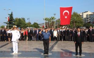 İlk tören çelenk sunumuyla başladı...