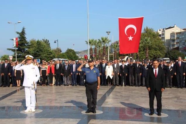 İlk tören çelenk sunumuyla başladı...
