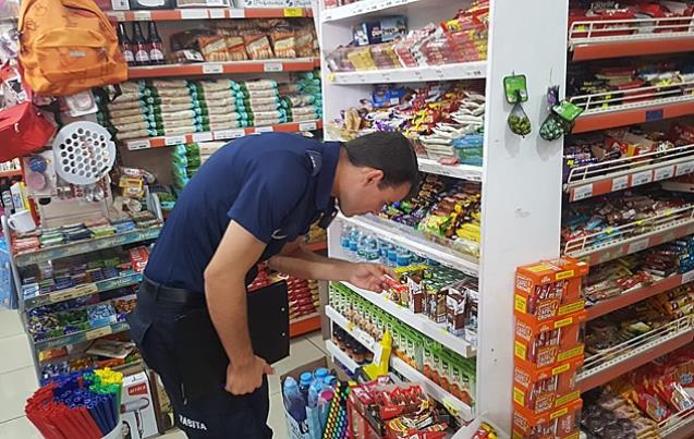 Zabıta, marketleri denetliyor…