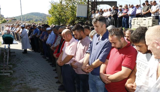 Asılı halde bulunan genç, memleketinde toprağa verildi