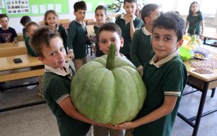Öğrencilerden 42 kiloluk bal kabağı