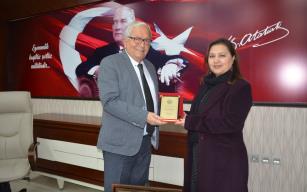 POSBIYIK’TAN RESSAM MEMNUNE AKYÜZ’E PLAKET