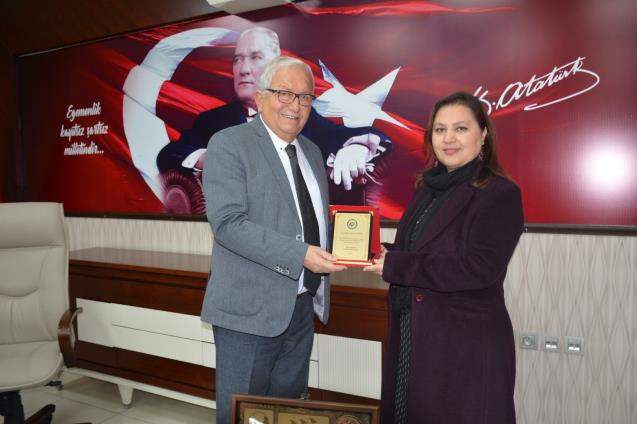 POSBIYIK’TAN RESSAM MEMNUNE AKYÜZ’E PLAKET