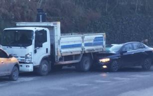 Kamyonun altına girdi...