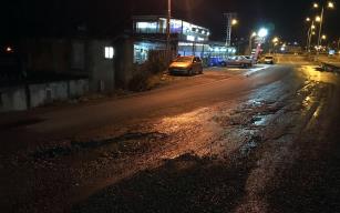 Yolda oluşan çukur araçların lastiklerini patlattı