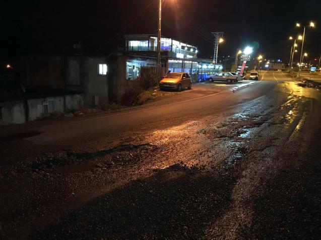 Yolda oluşan çukur araçların lastiklerini patlattı