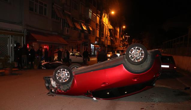 Otomobil park halindeki araçlara çarpıp ters döndü: 2 yaralı