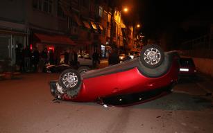 Otomobil park halindeki araçlara çarpıp ters döndü: 2 yaralı