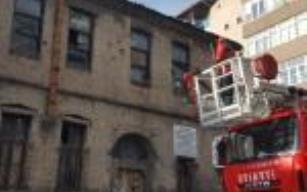 Metruk binada tehlike arz eden bölümler temizlendi…