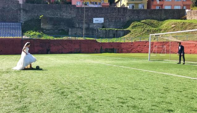 Düğün sonrası yeşil sahaya koştular 