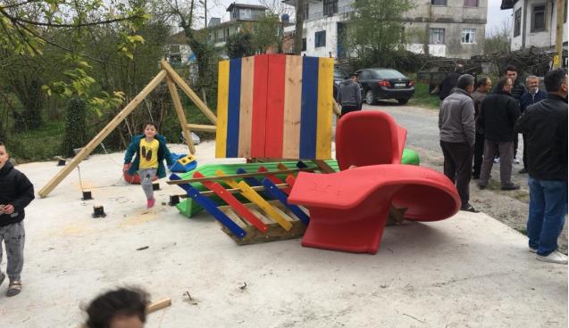 Seçimi kaybetti… Yaptırdığı çocuk parkını söktü!..