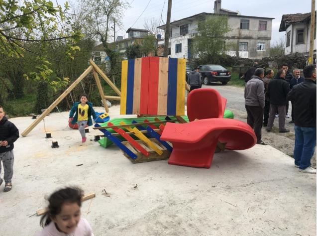 Seçimi kaybetti… Yaptırdığı çocuk parkını söktü!..
